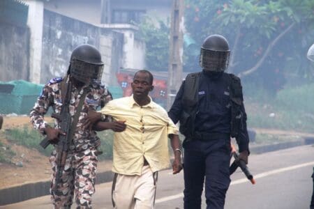 Côte d’Ivoire: la police disperse une marche de l’opposition, plusieurs interpellations dont un député