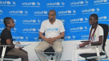 Le Représentant-résident de l’UNICEF en Côte d’Ivoire sensibilise les femmes à l’allaitement maternel exclusif