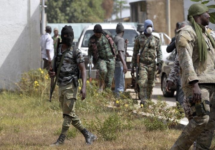 Le ministre ivoirien de la Défense retenu à Bouaké par les mutins après l’annonce d’un accord