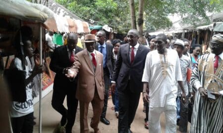 Le ministre ivoirien du Commerce visite des sites artisanaux à Abidjan