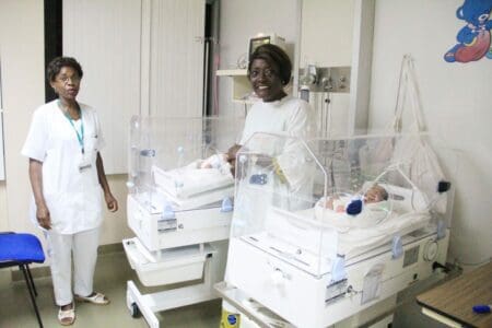 La ministre ivoirienne de la Solidarité aux côtés d’une femme ayant accouché des quadruplés