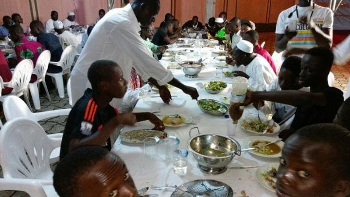 Ramadan: joie et solidarité des fidèles musulmans à l’heure de la rupture du jeûne