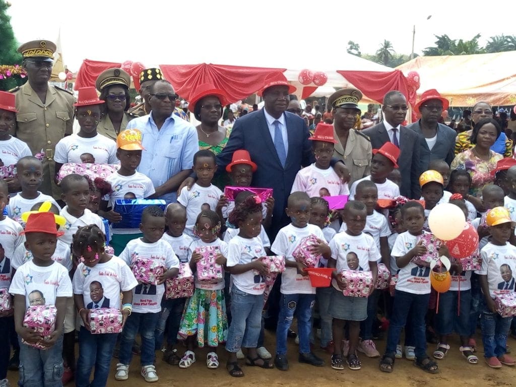 L’Inspecteur général d’État, Théophile Ahoua N’Doli, a parrainé l’arbre de Noël du Centre social de Dabou pour 1810 enfants