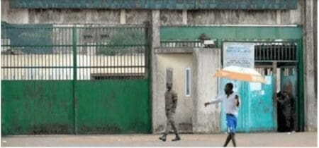 Un gardien de prison accusé de menaces de mort sur un journaliste