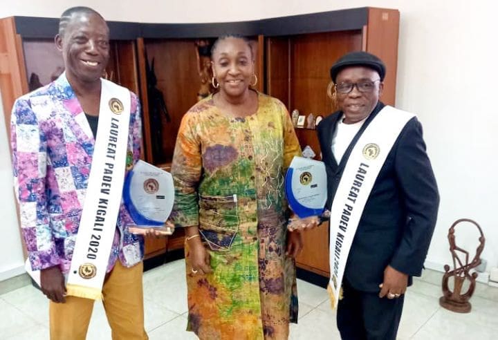 Gohou Michel et Bomou Mamadou présentent leurs trophées à Raymonde Goudou