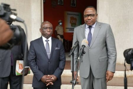 Le ministre Kouadio Konan Bertin échange avec le président de la CEI, Coulibaly-Kuibiert