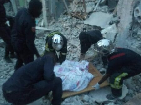 Un enfant sans vie retrouvé sous les décombres