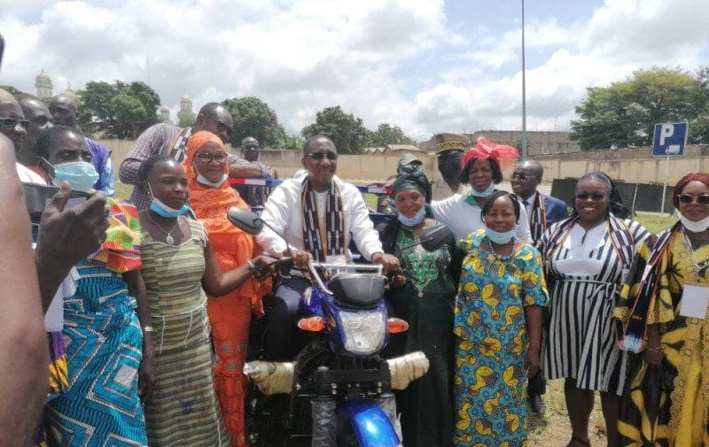 « Consommer local » : Souleymane Diarrassouba offre du matériel à des coopératives de commercialisation des produits locaux