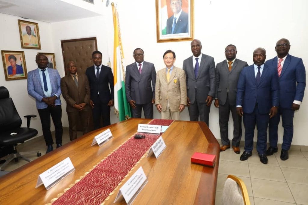 Taekwondo :Dr. KIM YOUNG MOK, OFFICIER DANS L’ORDRE DU MÉRITE SPORTIF, SIGNE DE LA RECONNAISSANCE DE LA COTE D’IVOIRE A CE GRAND DIPLOMATE CORÉEN