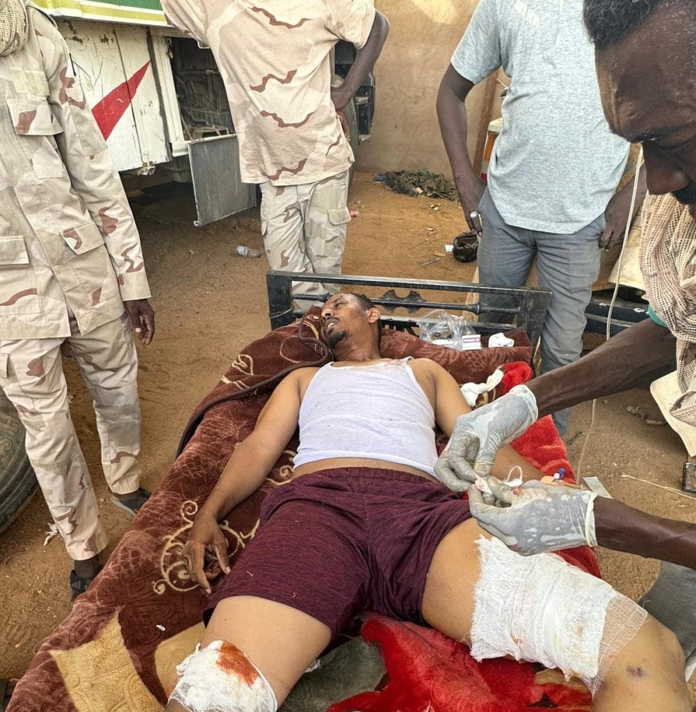 Les docteurs de l’unité de soutien rapide prodiguent des soins au pilote détenu.