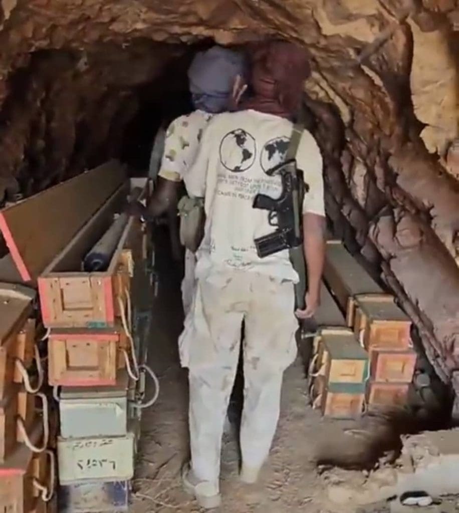 Les FSR prennent le contrôle des entrepôts de missiles et des équipements de lutte contre les avions.