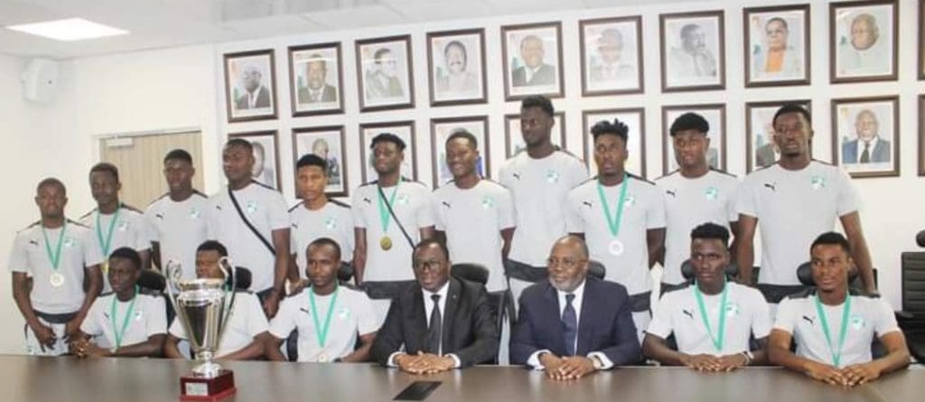 FIF-TOURNOI UFOA-B U20:Les Eléphanteaux présentent le trophée au Ministre des Sports