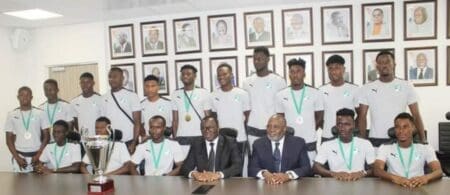 FIF-TOURNOI UFOA-B U20:Les Eléphanteaux présentent le trophée au Ministre des Sports
