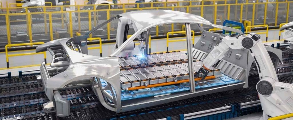 Riches en minéraux verts, les pays africains lorgnent le marché en plein essor des véhicules électriques et des énergies propres, qui pèse des milliers de milliards de dollars