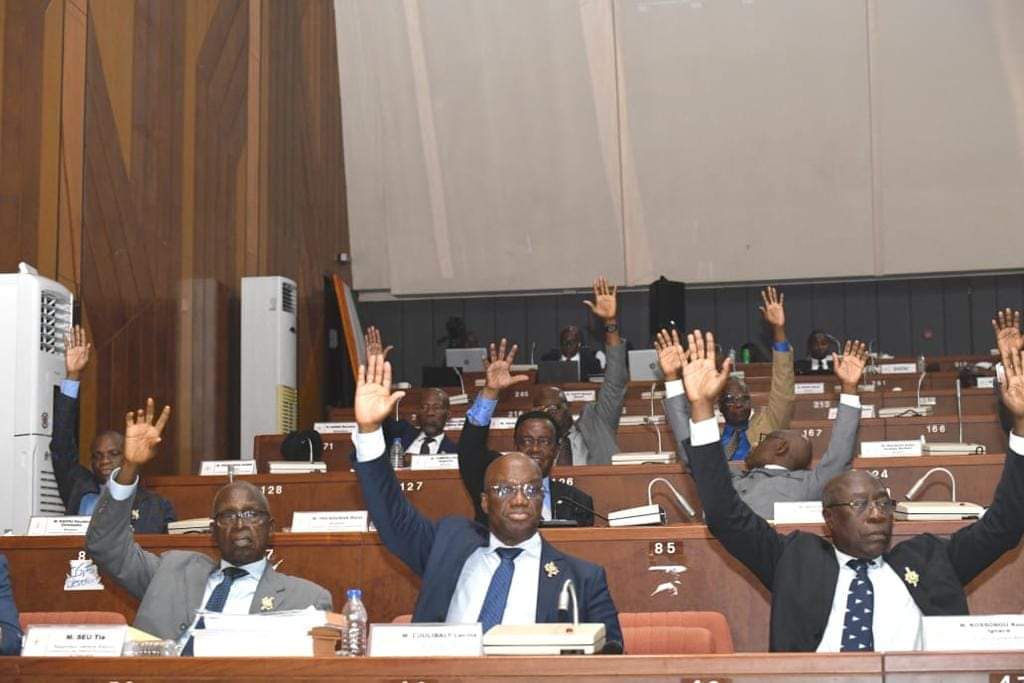 𝐘𝐚𝐦𝐨𝐮𝐬𝐬𝐨𝐮𝐤𝐫𝐨 / 𝐀𝐩𝐫è𝐬 𝟒 𝐣𝐨𝐮𝐫𝐬 𝐝’𝐢𝐧𝐭𝐞𝐧𝐬𝐞𝐬 𝐝é𝐛𝐚𝐭𝐬 à 𝐥𝐚 𝐂𝐡𝐚𝐦𝐛𝐫𝐞 𝐡𝐚𝐮𝐭𝐞 𝐝𝐮 𝐩𝐚𝐫𝐥𝐞𝐦𝐞𝐧𝐭 𝐢𝐯𝐨𝐢𝐫𝐢𝐞𝐧:𝐋𝐚 𝐥𝐨𝐢 𝐝𝐞 𝐟𝐢𝐧𝐚𝐧𝐜𝐞𝐬 𝟐𝟎𝟐𝟒 𝐩𝐨𝐫𝐭𝐚𝐧𝐭 𝐁𝐮𝐝𝐠𝐞𝐭 𝐝𝐞 𝐥’𝐄𝐭𝐚𝐭 𝐞𝐭 𝐬𝐨𝐧 𝐚𝐧𝐧𝐞𝐱𝐞 𝐟𝐢𝐬𝐜𝐚𝐥𝐞 𝐚𝐝𝐨𝐩𝐭é𝐞𝐬 à 𝐥’𝐮𝐧𝐚𝐧𝐢𝐦𝐢𝐭é