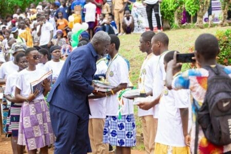 Célébration de l’excellence (AYAMÉ) : AGRO ‘Chic fait des dons aux Majors