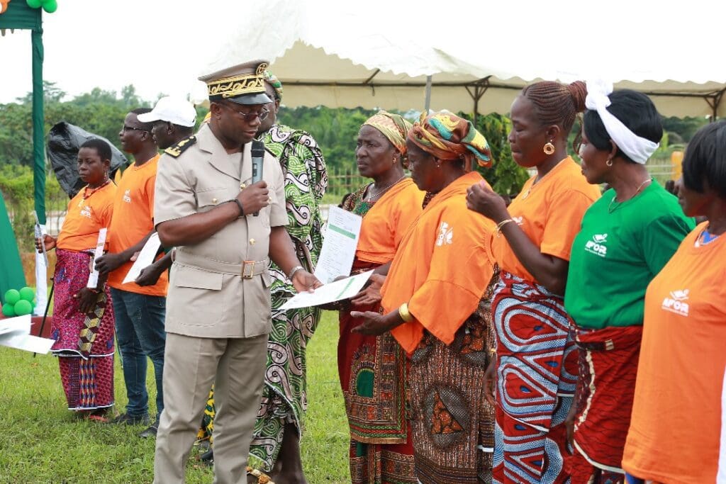 Cérémonie de remise symbolique de certificats fonciers et contrats de la phase d’extension du PAMOFOR à Agboville : le Préfet COULIBALY Sihindou engage les populations à s’inscrire dans la procédure de certification foncière