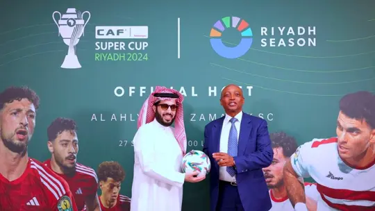 Supercoupe de la CAF TotalEnergies 2024 :Le Président Motsepe échange avec S.E. Turki Alalshikh à Londres