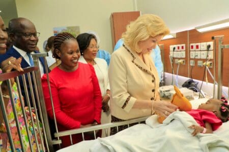 Hôpital Mère-Enfant de Bingerville : la Première Dame et le ministre de la Santé satisfaits du succès d’une opération chirurgicale de deux sœurs siamoises
