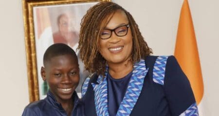 Tiassalé : Sydney, un élève amputé des bras, décroche son CEPE en écrivant avec le pied