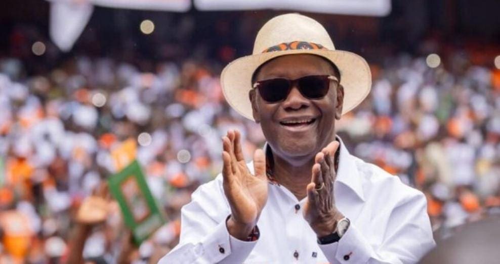 đšđź CĂTE DâIVOIRE â RĂSULTATS PROVISOIRES DE LA PRĂSIDENTIELLE 2025 : ALASSANE OUATTARA RĂĂLU DĂS LE PREMIER TOUR AVEC 89,77 % DES VOIX Le prĂ©sident Alassane Ouattara salue ses partisans aprĂšs lâannonce de sa réélection dĂšs le premier tour Ă la prĂ©sidentielle 2025.